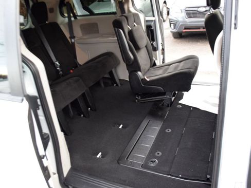 Used 2016 Dodge Grand Caravan SXT image 30