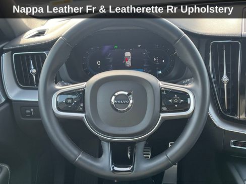 Used 2022 Volvo XC60 B6 R-Design image 20