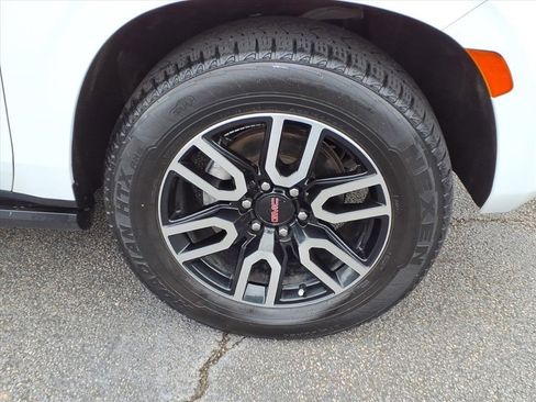 Used 2022 GMC Yukon AT4 w/ Technology Package image 10