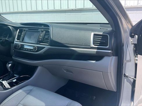 Used 2018 Toyota Highlander Limited AWD/4WD image 21