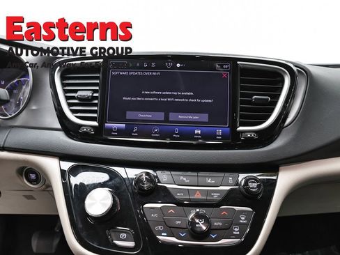 Used 2024 Chrysler Pacifica Touring-L FWD image 12