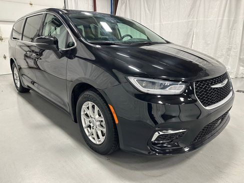 Used 2023 Chrysler Pacifica Touring-L image 1