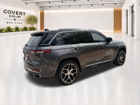 Used 2023 Jeep Grand Cherokee Summit AWD/4WD image 12
