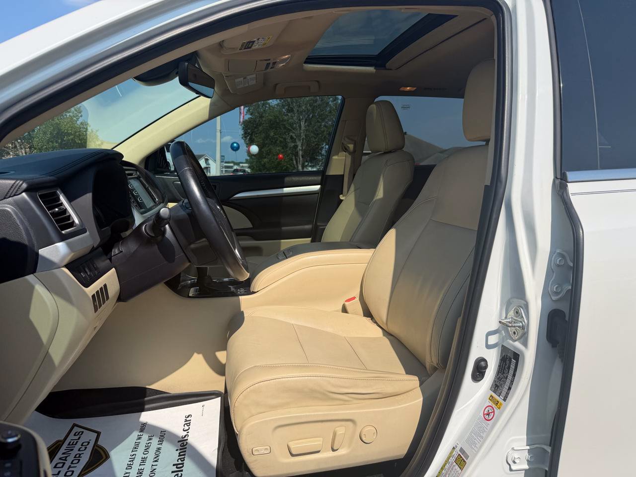 Used 2019 Toyota Highlander XLE FWD image 10