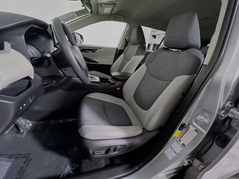 Used 2021 Toyota RAV4 XLE AWD/4WD image 15
