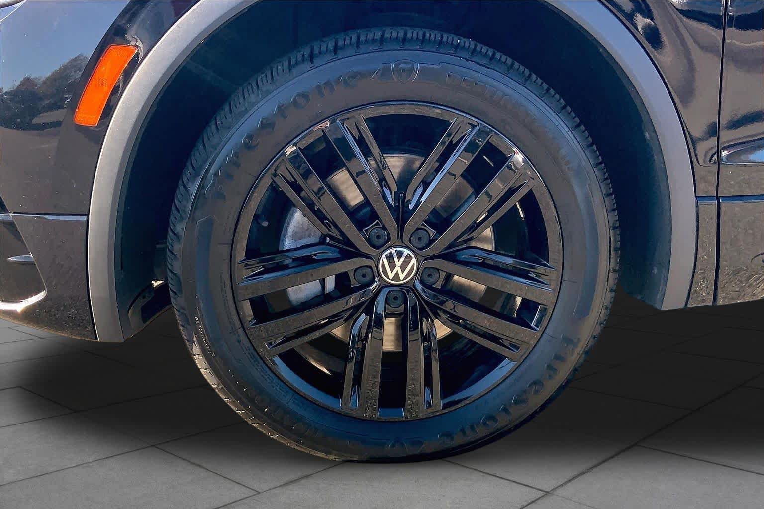 Used 2022 Volkswagen Tiguan SE R-Line AWD/4WD image 11