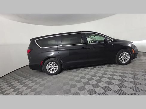 Used 2023 Chrysler Pacifica Touring-L FWD image 36