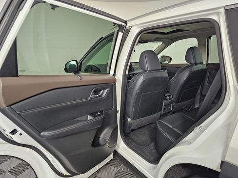 Used 2023 Nissan Rogue SL w/ SL Premium Package image 17