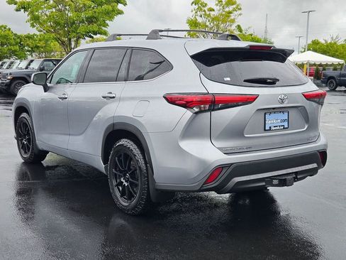 Used 2022 Toyota Highlander LE AWD/4WD image 4