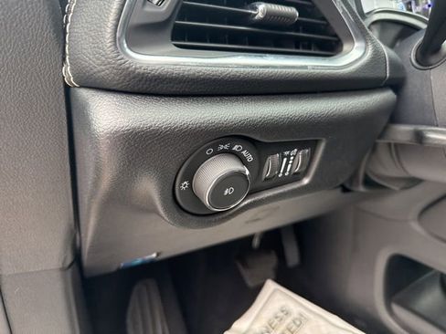 Used 2025 Chrysler Pacifica Limited image 25