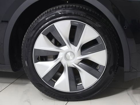 Used 2022 Tesla Model Y Long Range image 16