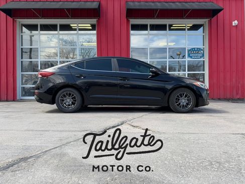 Used 2018 Hyundai Elantra Limited FWD image 1