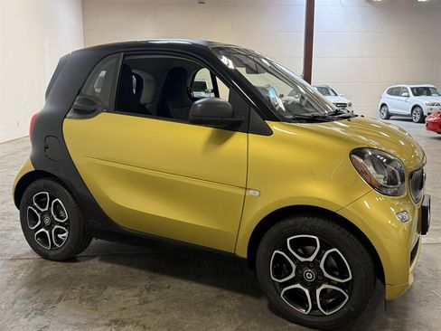 Used 2016 smart fortwo pure RWD image 9