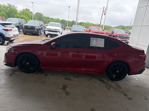 Used 2025 Toyota Camry SE FWD image 3
