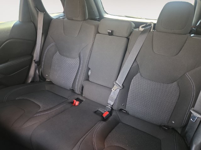 Used 2019 Jeep Cherokee Latitude w/ Cold Weather Group AWD/4WD image 13