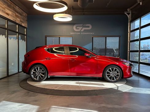 Used 2019 MAZDA MAZDA3 Hatchback w/ Preferred Package FWD image 2