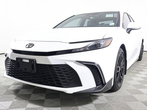 Used 2025 Toyota Camry SE image 3