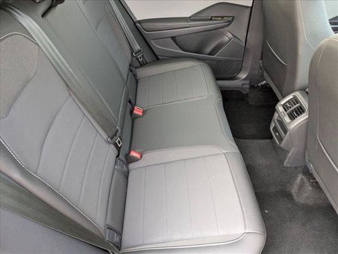 Used 2024 Volkswagen Taos SE FWD image 18
