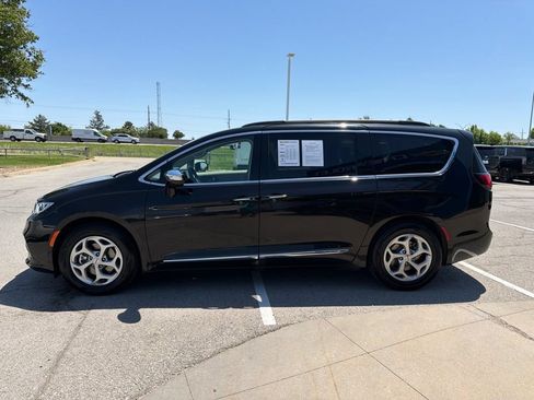 Used 2023 Chrysler Pacifica Limited FWD image 6