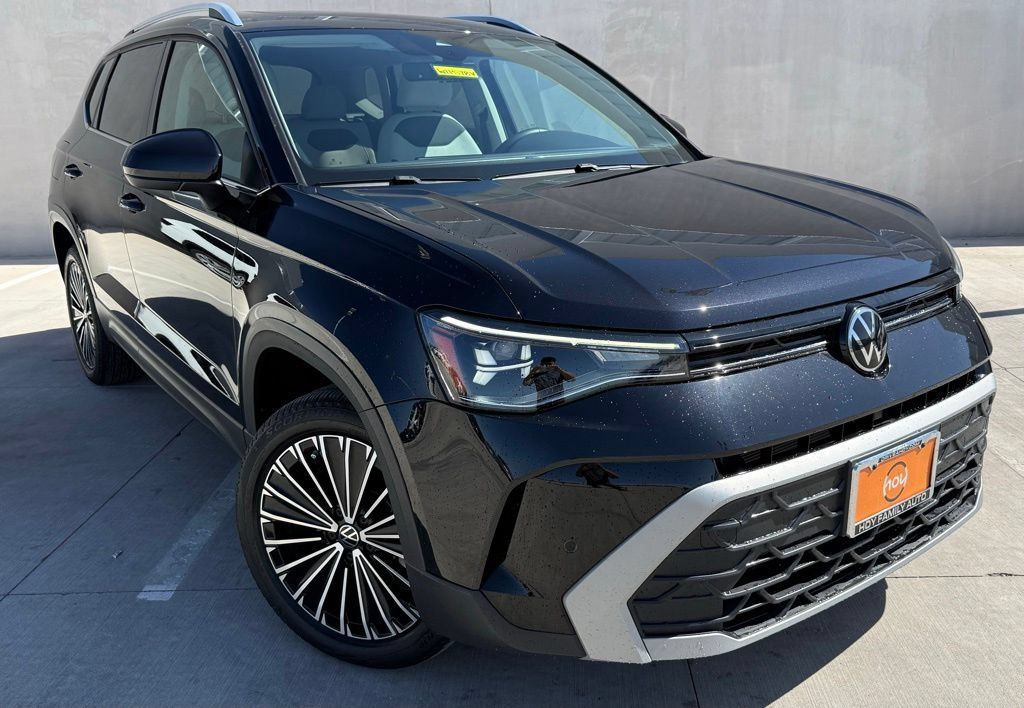 Certified 2025 Volkswagen Taos SE FWD image 1