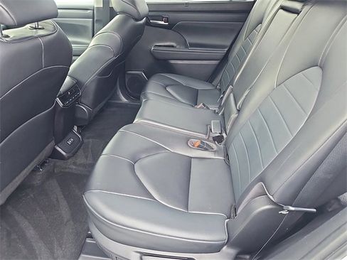 Used 2023 Toyota Highlander XLE image 31