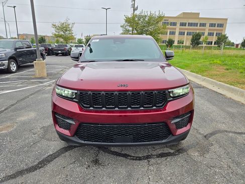 New 2025 Jeep Grand Cherokee Altitude image 10