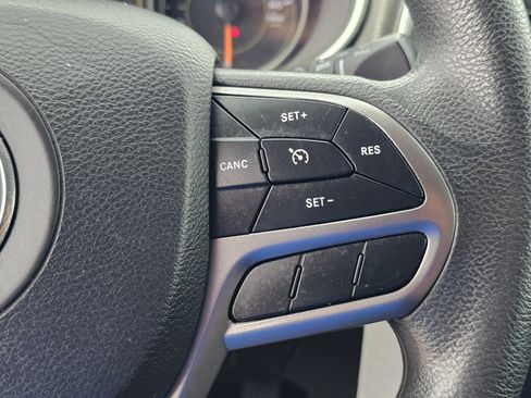 Used 2021 Jeep Cherokee Latitude FWD image 21