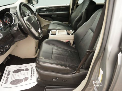 Used 2016 Chrysler Town & Country Touring FWD image 9