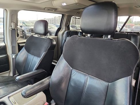 Used 2016 Chrysler Town & Country Limited Platinum FWD image 22