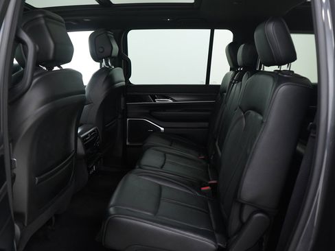 Used 2023 Jeep Wagoneer L Series II w/ Premium Group I image 15