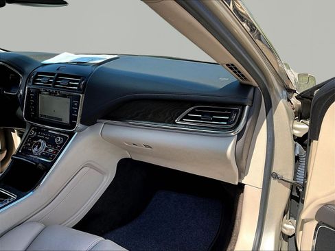 Used 2017 Lincoln Continental Select w/ Climate Package FWD image 26