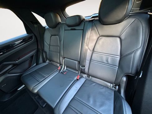Used 2019 Porsche Cayenne image 12