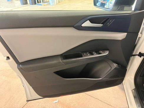Certified 2023 Volkswagen Taos SE FWD image 20
