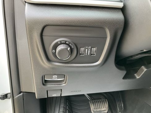 Used 2023 Jeep Grand Cherokee Altitude image 17