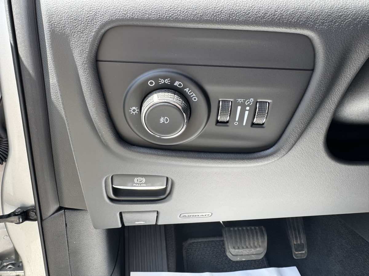 Used 2025 Jeep Grand Cherokee Summit AWD/4WD image 17