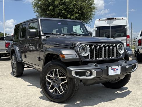 Used 2025 Jeep Wrangler Unlimited Sahara AWD/4WD image 2