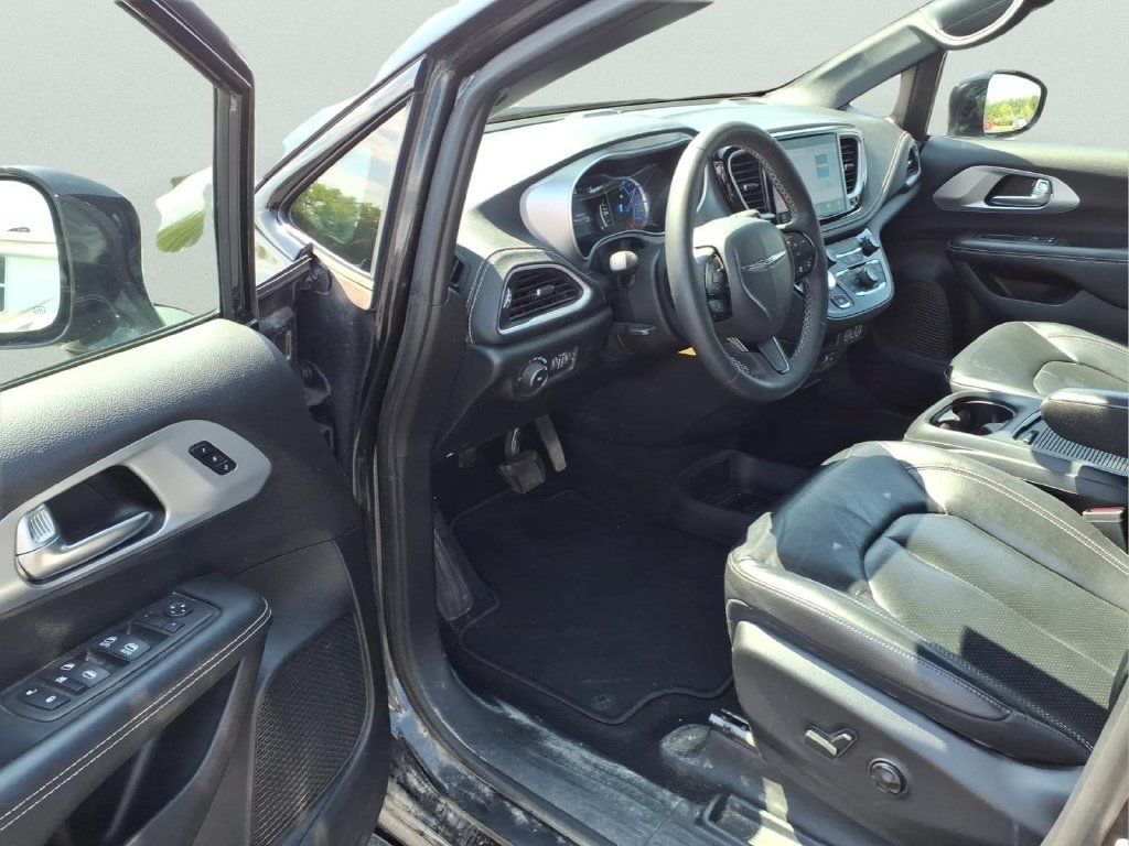 Used 2022 Chrysler Pacifica Touring-L w/ S Appearance Package FWD image 10