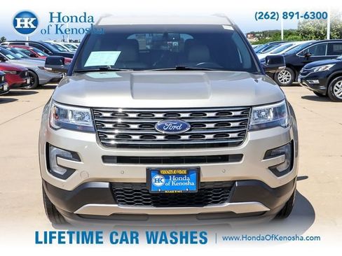 Used 2017 Ford Explorer XLT w/ Equipment Group 202A AWD/4WD image 8