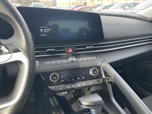 Used 2025 Hyundai Elantra SEL image 17