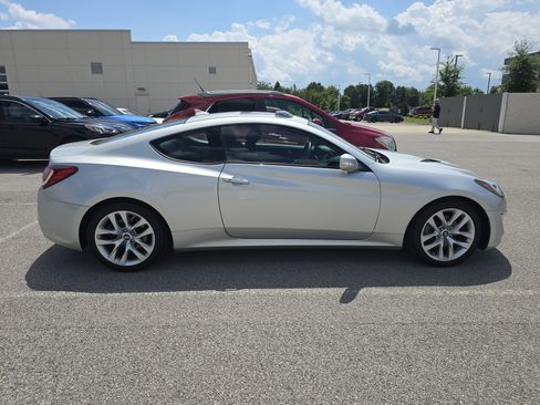 Used 2013 Hyundai Genesis 3.8 image 2