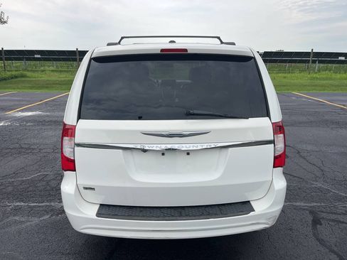 Used 2013 Chrysler Town & Country Touring FWD image 7