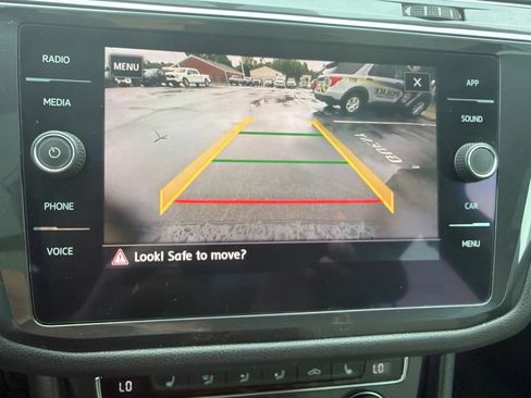 Used 2018 Volkswagen Tiguan SE w/ Panoramic Sunroof Package FWD image 16