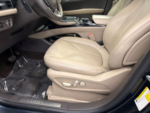 Used 2022 Lincoln Nautilus FWD w/ Premium Package image 10
