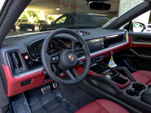 New 2026 Porsche Cayenne S image 4
