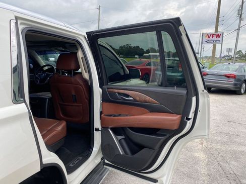 Used 2015 Cadillac Escalade Luxury RWD image 19