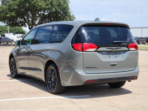 Used 2020 Chrysler Pacifica Touring w/ S Appearance Package FWD image 4
