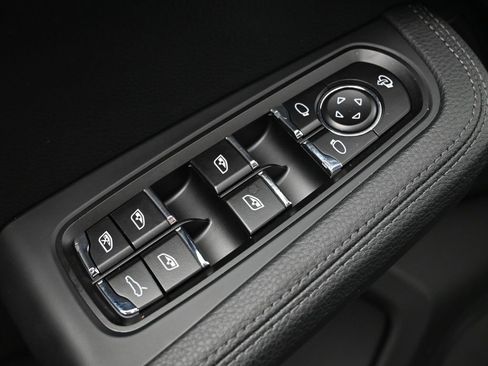 Certified 2026 Porsche Macan AWD/4WD image 19