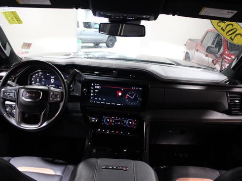 Used 2025 GMC Sierra 2500 AT4 AWD/4WD image 2