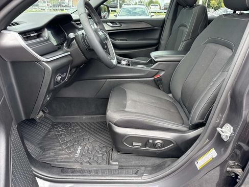 Used 2025 Jeep Grand Cherokee Laredo X w/ Luxury Tech Group I AWD/4WD image 29