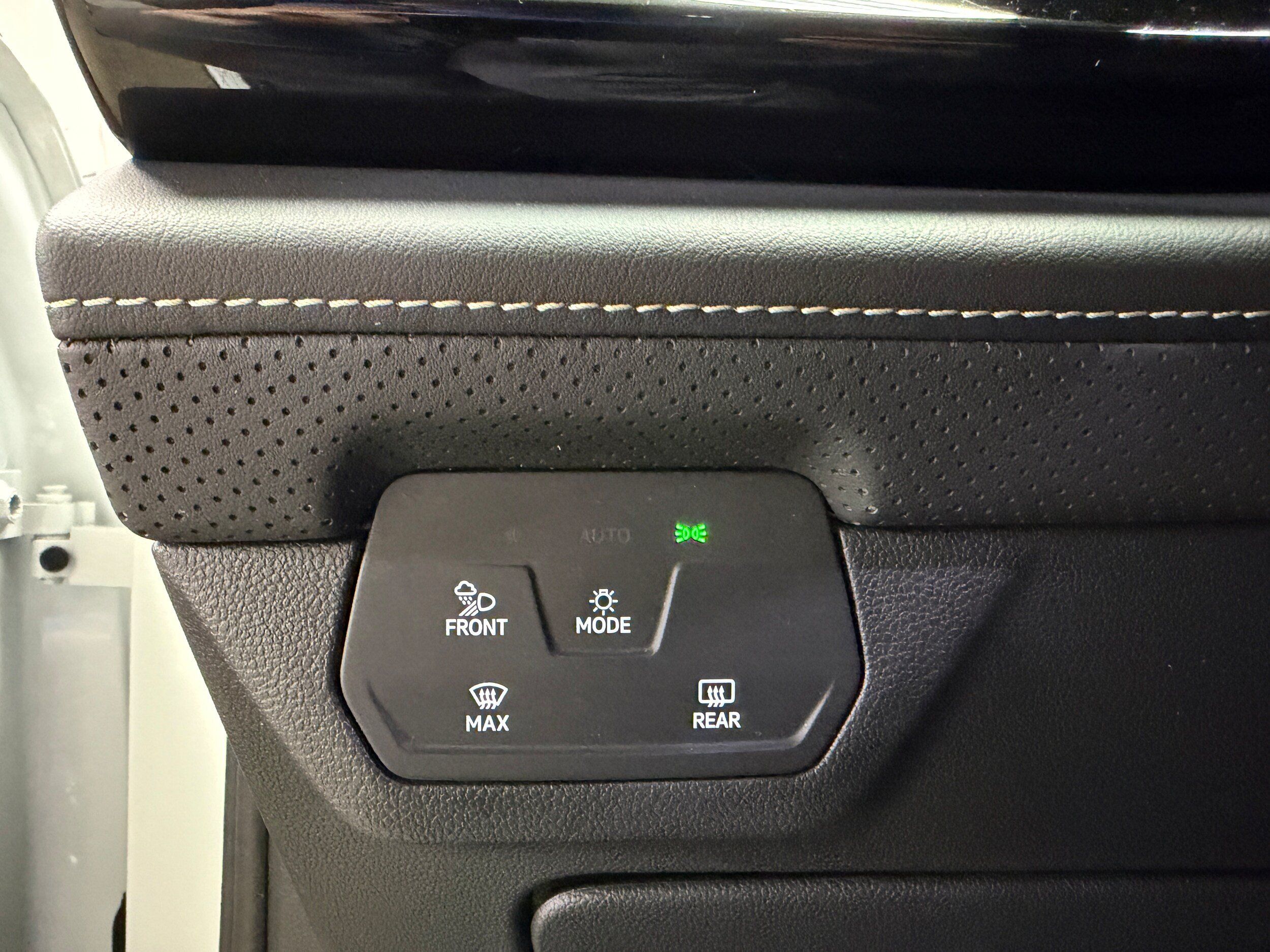 Used 2025 Volkswagen Atlas SE AWD/4WD image 17
